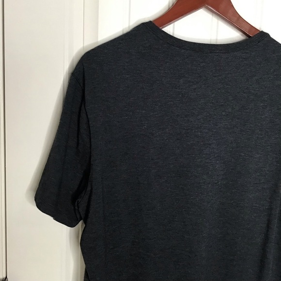 Lululemon Men’s Short Sleeve V Neck T-Shirt in Dark Gray. - Picture 8 of 10